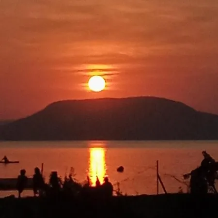 - Golden Bridge アパート