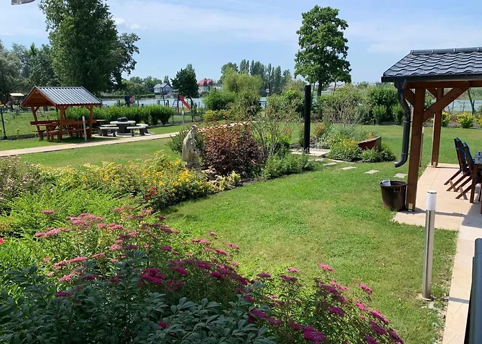 - Golden Bridge 公寓 *