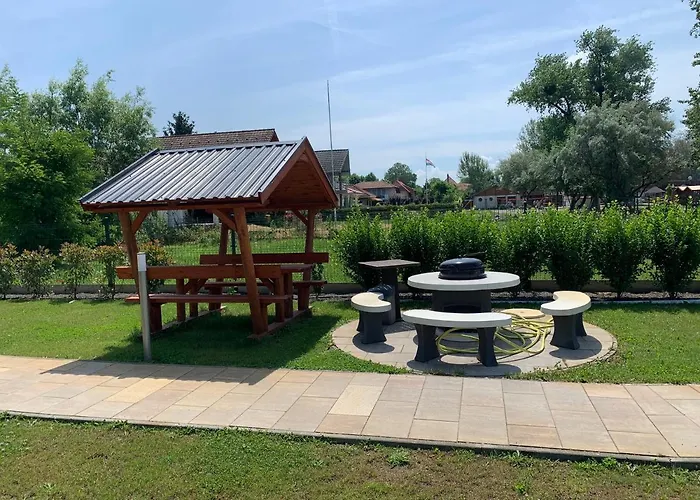 - Golden Bridge 公寓